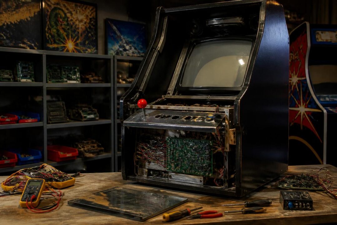 découvrez comment reconnaître, sourcer et restaurer un caisson noir namco pour votre cabinet d'arcade. guide complet pour les passionnés de jeux rétro.